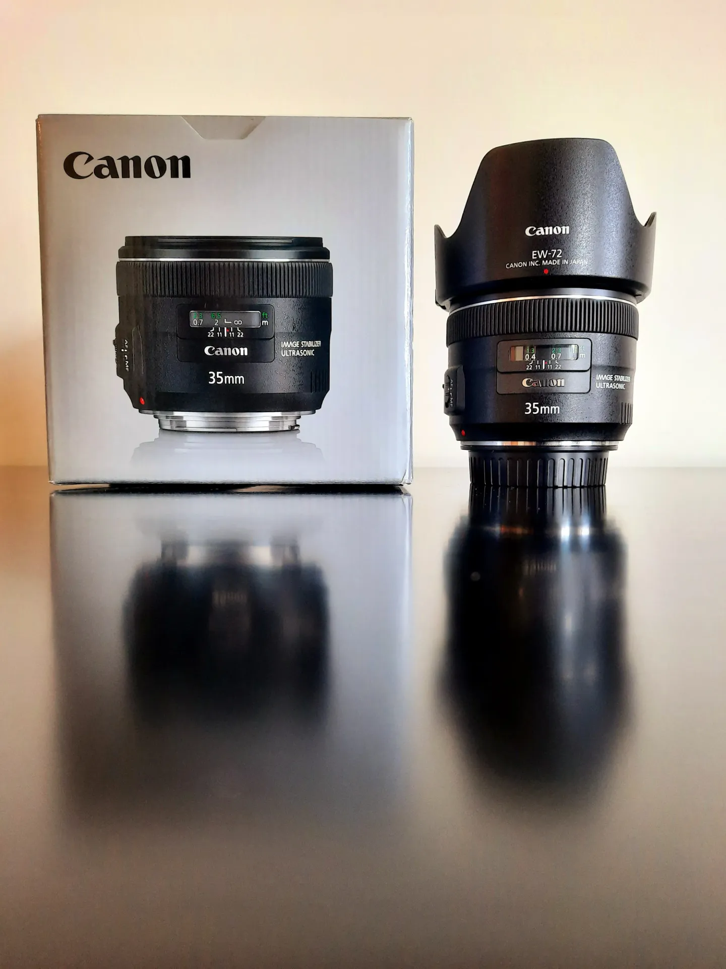 Canon ef Lens 35mm f/2 IS USM + B&W UV filter + Zonnekap