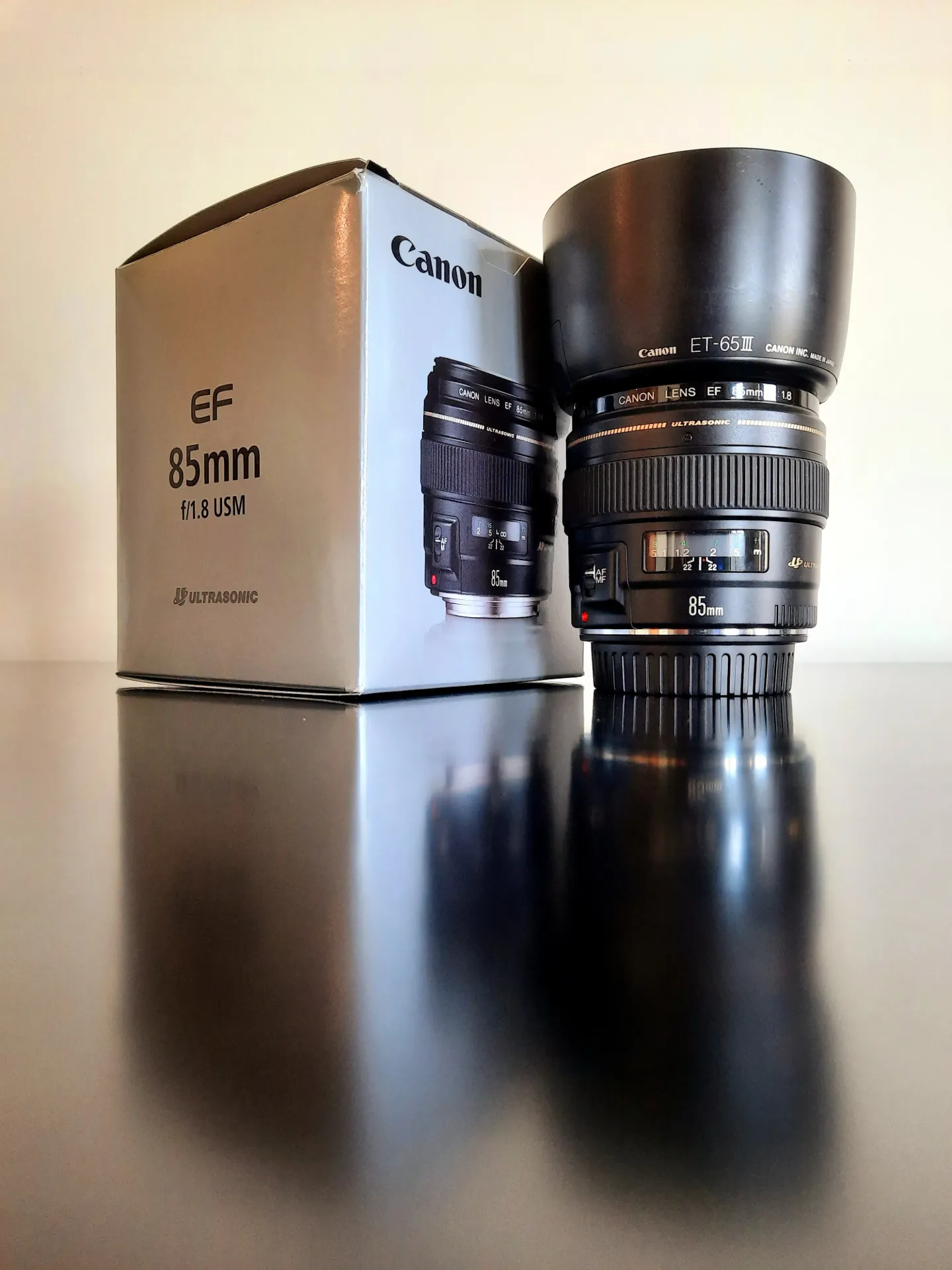 Canon ef Lens 85mm f1.8 USM + B&W UV filter + Zonnekap
